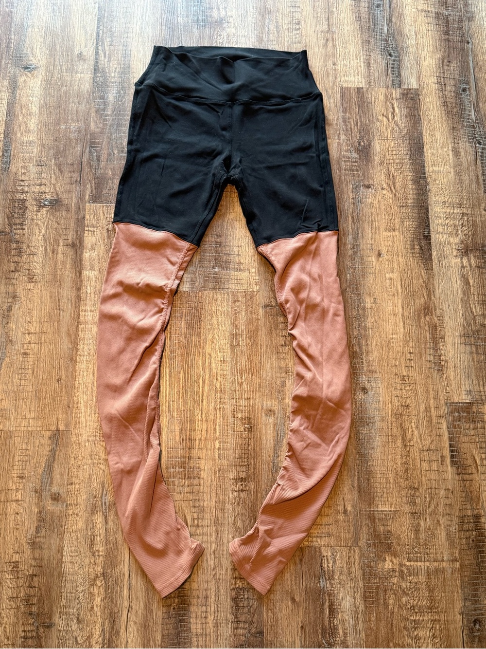 ALO Yoga Goddess Leggings - Black and Rusty Rose